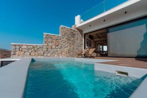 een zwembad voor een huis bij Luxury House With Private Pool At Elia Beach(Mykonos) in Mykonos-stad