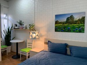 1 dormitorio con cama, mesa y pared en Bồ Công Anh hostel, en Xuan An