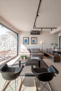 een woonkamer met een bank en een tafel bij Luxury House With Private Pool At Elia Beach(Mykonos) in Mykonos-stad