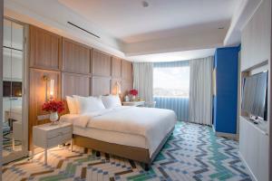 Java Paragon Hotel & Residences tesisinde bir odada yatak veya yataklar