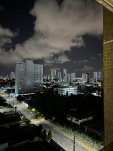uma vista para o horizonte da cidade à noite em Apartamento 80 m2 com dois quartos - João Pessoa em João Pessoa