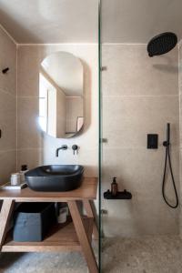 een badkamer met een wastafel en een spiegel bij Luxury House With Private Pool At Elia Beach(Mykonos) in Mykonos-stad