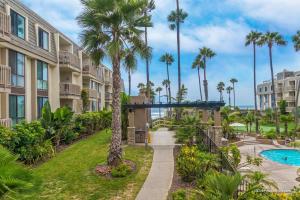 een resort met een zwembad en palmbomen bij D-207 Castaway Cove in Oceanside