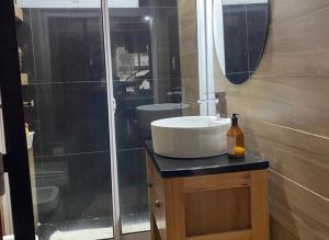 a bathroom with a white sink and a shower at HERMOSO DEPTO BIEN UBICADO in Santa Fe