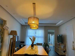 a dining room with a table and a light fixture at HERMOSO DEPTO BIEN UBICADO in Santa Fe