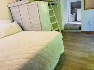 een bed in een kamer met een ladder bij Zee’s Airbnb East London in East London