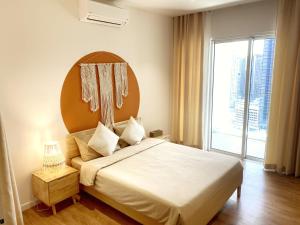 um quarto com uma cama grande e uma janela grande em Oneiro Quill Residence Klcc em Kuala Lumpur
