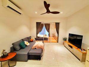 uma sala de estar com um sofá e uma ventoinha de tecto em Oneiro Quill Residence Klcc em Kuala Lumpur