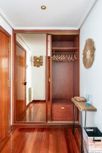 桑圖爾特西的住宿－Exclusivo "Gran Bilbao" Suite Deluxe Top Comfort，一间设有木门和衣柜的房间