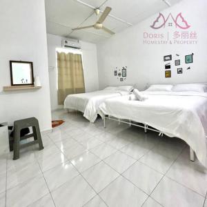 2 camas en una habitación blanca con techo en SEMI-D Taman Impian, Bukit Mertajam, 15pax, en Bukit Mertajam