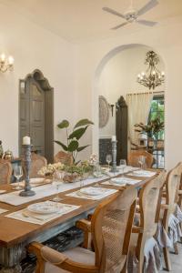 jadalnia z długim stołem i krzesłami w obiekcie LohonoStays Maison9 Estate 6 Bedroom w mieście Vagator