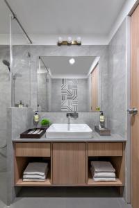 La salle de bains est pourvue d'un lavabo et d'un miroir. dans l'établissement Lemon Tree Hotel, Vadodara, à Vadodara