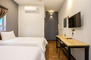 Katil atau katil-katil dalam bilik di Hidden 4BR Cottage House Retreats (Free Parking)