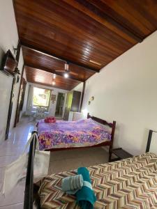 Suites Marisol Buzios في بوزيوس: غرفة نوم بسريرين في غرفة