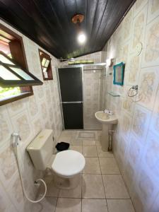 Suites Marisol Buzios في بوزيوس: حمام مع مرحاض ومغسلة