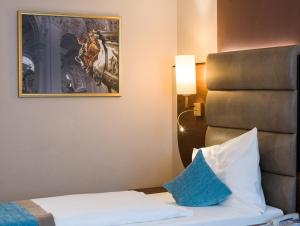 Voodi või voodid majutusasutuse Hotel König toas