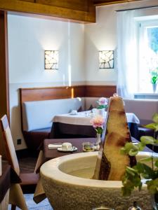 Voodi või voodid majutusasutuse Hotel König toas