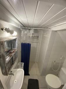 Suites Marisol Buzios في بوزيوس: حمام مع مرحاض ومغسلة