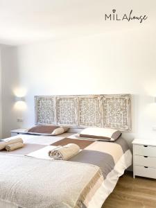 - 2 lits dans une chambre aux murs blancs dans l'établissement Amazing Oasi casa Mila wifi free by Rentalfue, à Corralejo