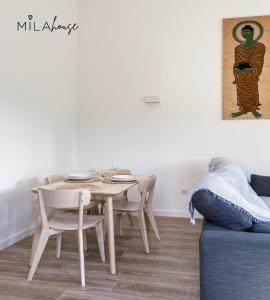 - une salle à manger avec une table et des chaises dans l'établissement Amazing Oasi casa Mila wifi free by Rentalfue, à Corralejo