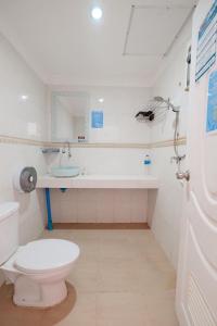 龜島的住宿－Revolution Koh Tao，一间带卫生间和水槽的浴室