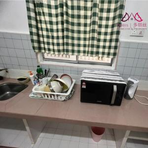 encimera de cocina con fregadero y microondas en SEMI-D Taman Impian, Bukit Mertajam, 15pax en Bukit Mertajam