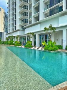 uma piscina em frente a um edifício em Oneiro Quill Residence Klcc em Kuala Lumpur