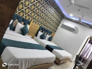 En eller flere senge i et værelse på Hotel Rudra Palace , Anand