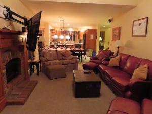 Posezení v ubytování Lux 5BR 4BA SV125 SKI In Out, 18-hole Championship Golf Course, Water Park, pet friendly + 93 fotografií