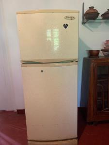 - un réfrigérateur dans le coin de la cuisine dans l'établissement Unrushed Midigama, à Midigama-Est