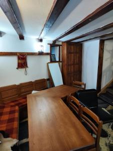 einen Konferenzraum mit einem Holztisch und Stühlen in der Unterkunft Сияние in Smoljan