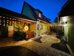 un patio de una casa con luces de Navidad en La Forge, en Ringendorf