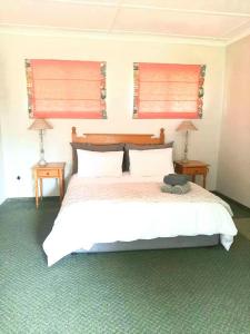 ein Schlafzimmer mit einem großen weißen Bett mit zwei Lampen in der Unterkunft The Oaks Hotel in Richmond