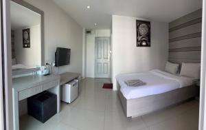 Habitación de hotel con cama y espejo en DB Plus 2, en Ban O Pao