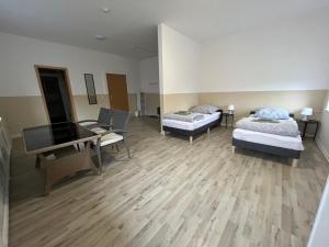 Postel nebo postele na pokoji v ubytování Doppelzimmer mit Bad- Fernseher