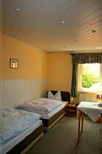 1 Schlafzimmer mit 2 Betten und einem Fenster in der Unterkunft GROBER's Reiterhof in Naumburg