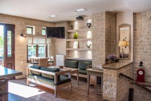 a living room with a couch and a table at Roptro in Dolianá