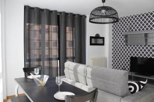 una sala de estar con un sofá y una mesa en Apartamentos Vino y Camino, en Nájera