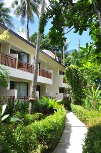 vistas a un edificio desde el jardín en Patong Lodge Hotel - SHA Extra Plus, en Patong Beach