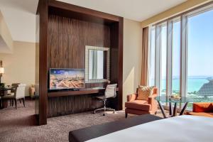 TV a/nebo společenská místnost v ubytování City Centre Rotana Doha