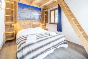 ein Schlafzimmer mit einem Bett in einem Zimmer mit einer Leiter in der Unterkunft Chalet la Parrachée in Lanslebourg-Mont-Cenis