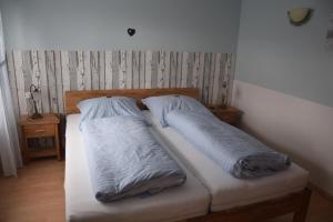 a bed with two pillows on it in a room at Ferienwohnung Lavendel Hofgeismar in Hofgeismar