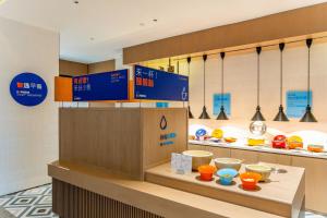 uma loja com taças e taças em exposição em Holiday Inn Express Suzhou Bay, an IHG Hotel em Suzhou