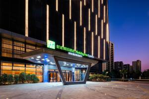 Holiday Inn Express Suzhou Bay, an IHG Hotel في سوتشو: مبنى عليه لافته