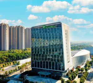 ein hohes weißes Gebäude mit vielen Fenstern in der Unterkunft Holiday Inn Express Suzhou Bay, an IHG Hotel in Suzhou