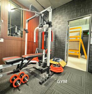 Fitness centrum a/nebo fitness zařízení v ubytování Hotel Adonis Tokyo - Dormitory Share Room For Male Only At City Center