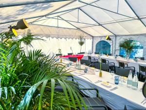 A restaurant or other place to eat at Logis Hôtel Le Manoir Des Portes