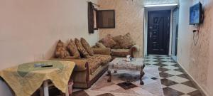 ein Wohnzimmer mit einem Sofa und einem Tisch in der Unterkunft حدائق اكتوبر in Madinat as-Sadis min Uktubar