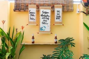 - un mur avec deux bouteilles de bière dans l'établissement Saigon Authentic Hostel - Cozy Rooftop, Family Cooking Experience, FREE Walking Tour, Vietnamese Breakfast & Gym, à Hô-Chi-Minh-Ville