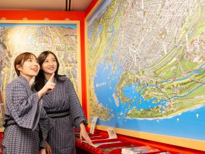 twee vrouwen die voor een kaart staan bij Nagoya Crown Hotel in Nagoya